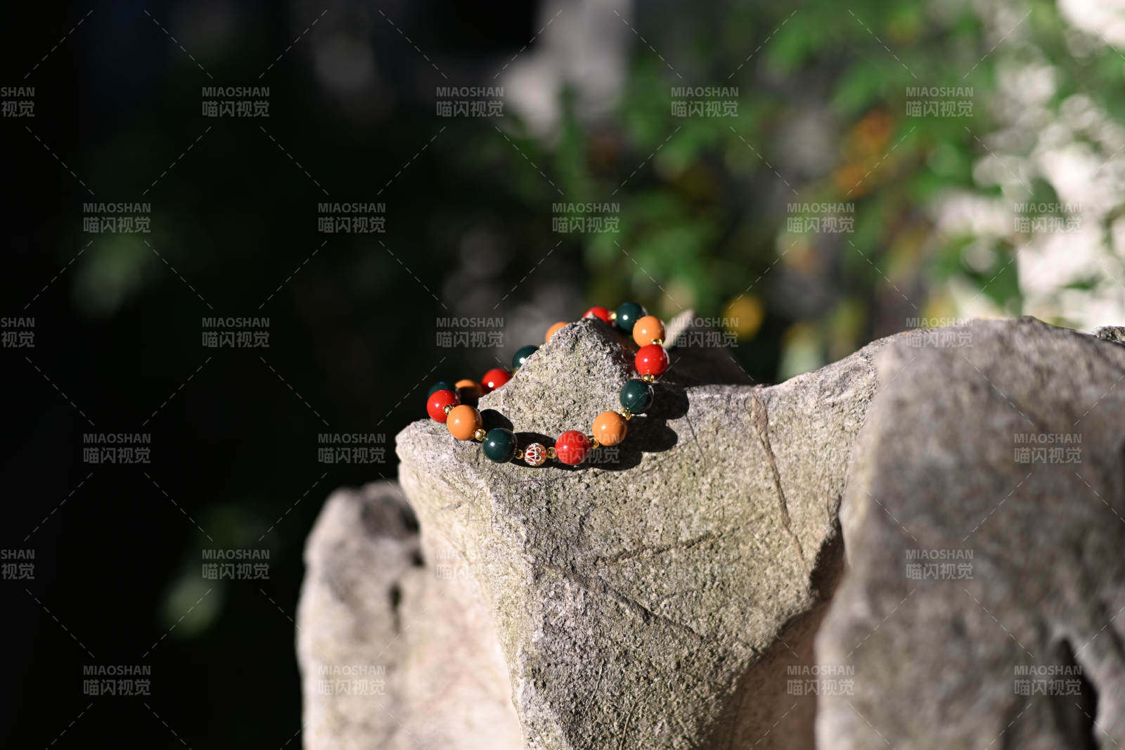 珠串静卧岩石上 光影斑驳图片