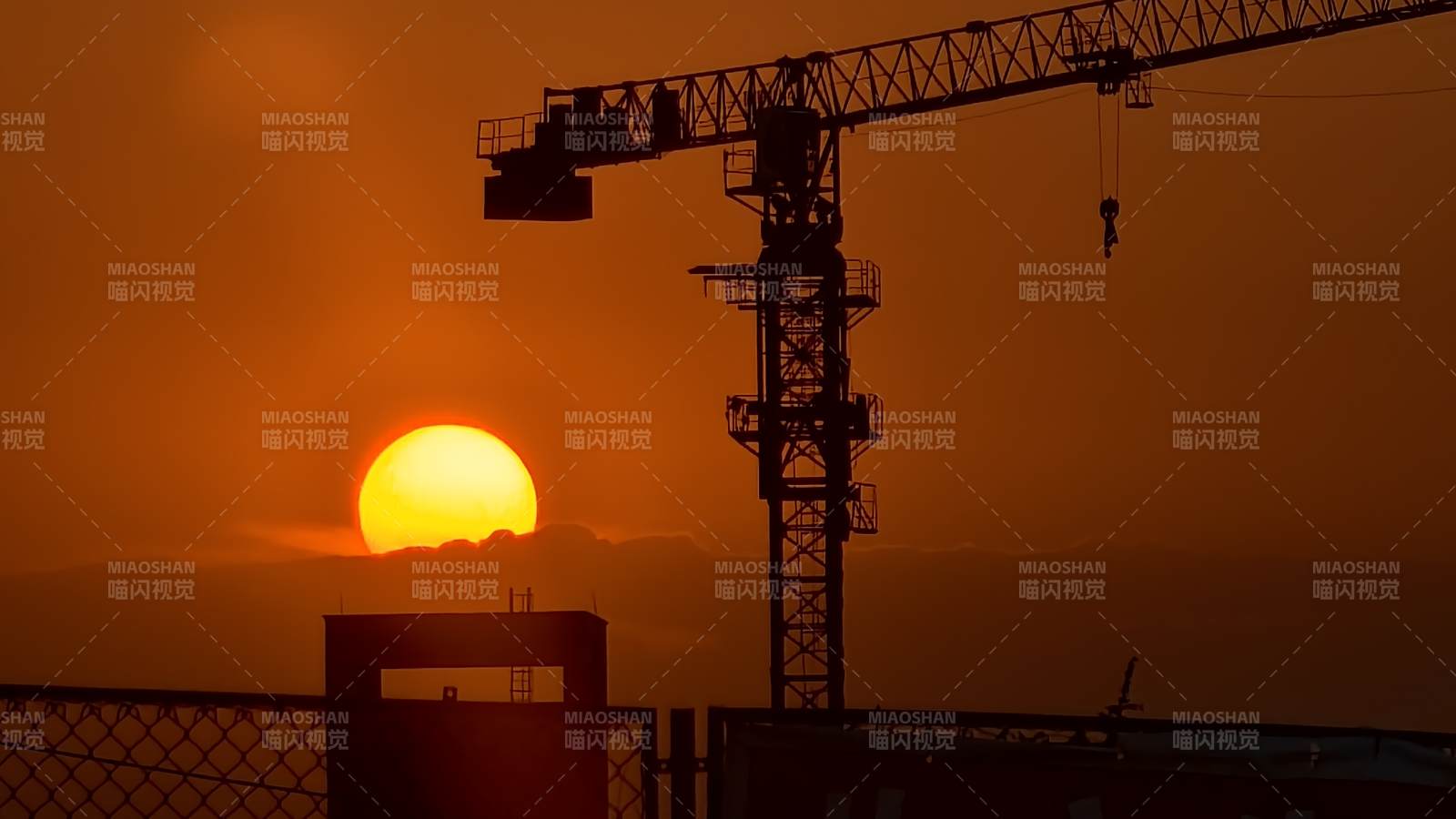 夕阳下的建筑工地剪影图片