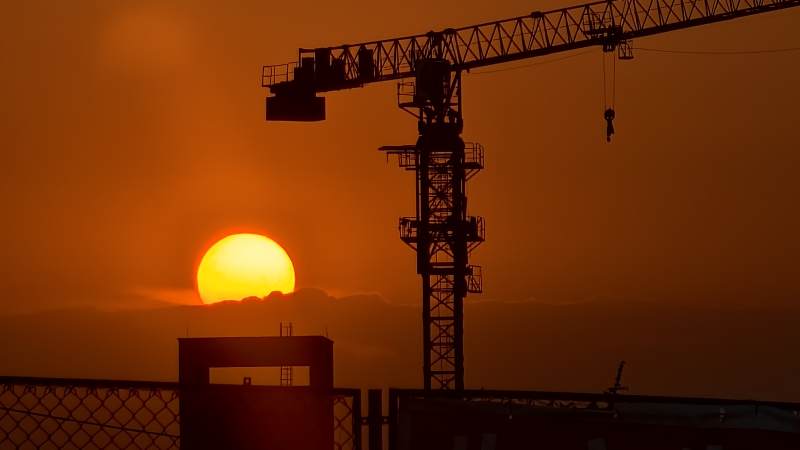 夕阳下的建筑工地剪影图片