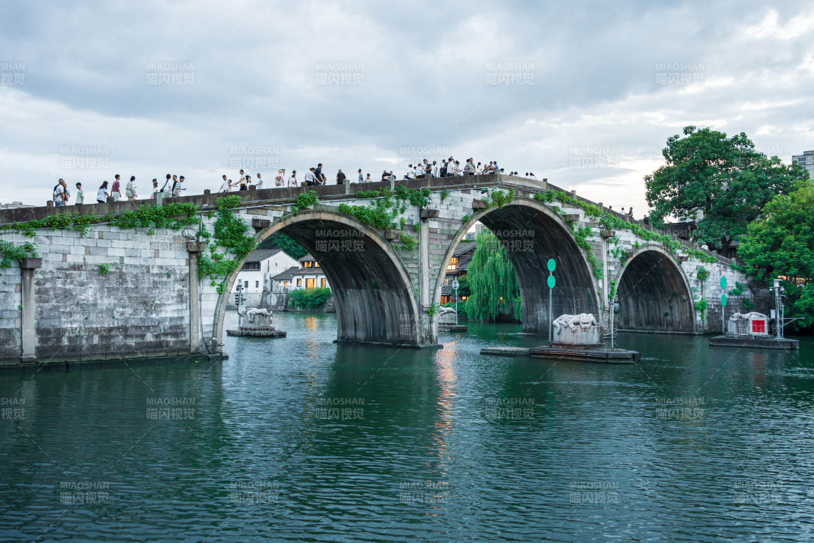 古桥映水 游人如织--拱宸桥图片