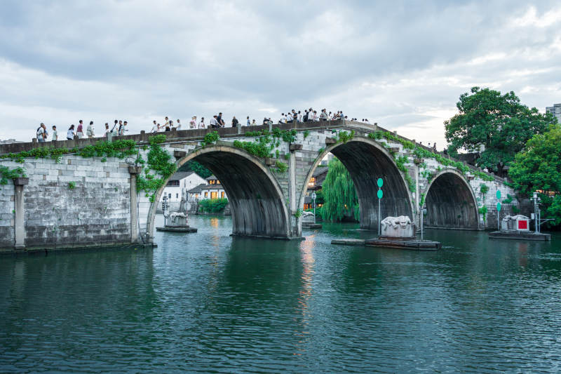 古桥映水 游人如织--拱宸桥图片
