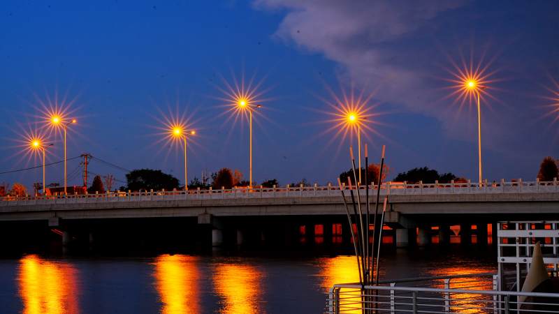 北京海淀上庄大桥夜色桥影 灯光倒映水中图片