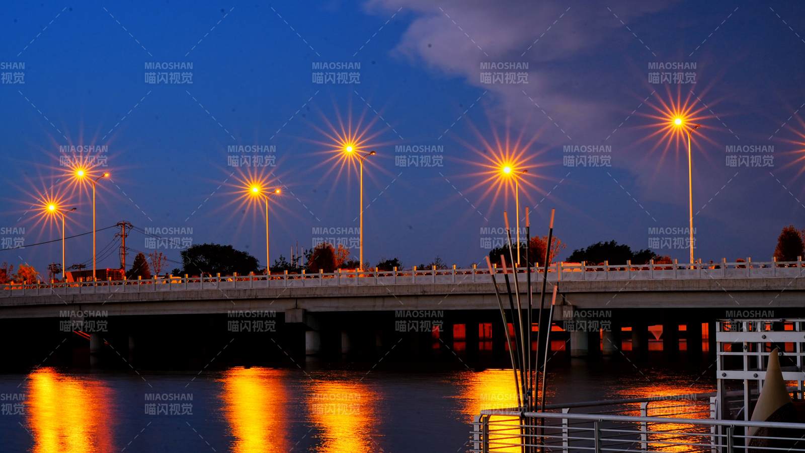 北京海淀上庄大桥夜色桥影 灯光倒映水中图片