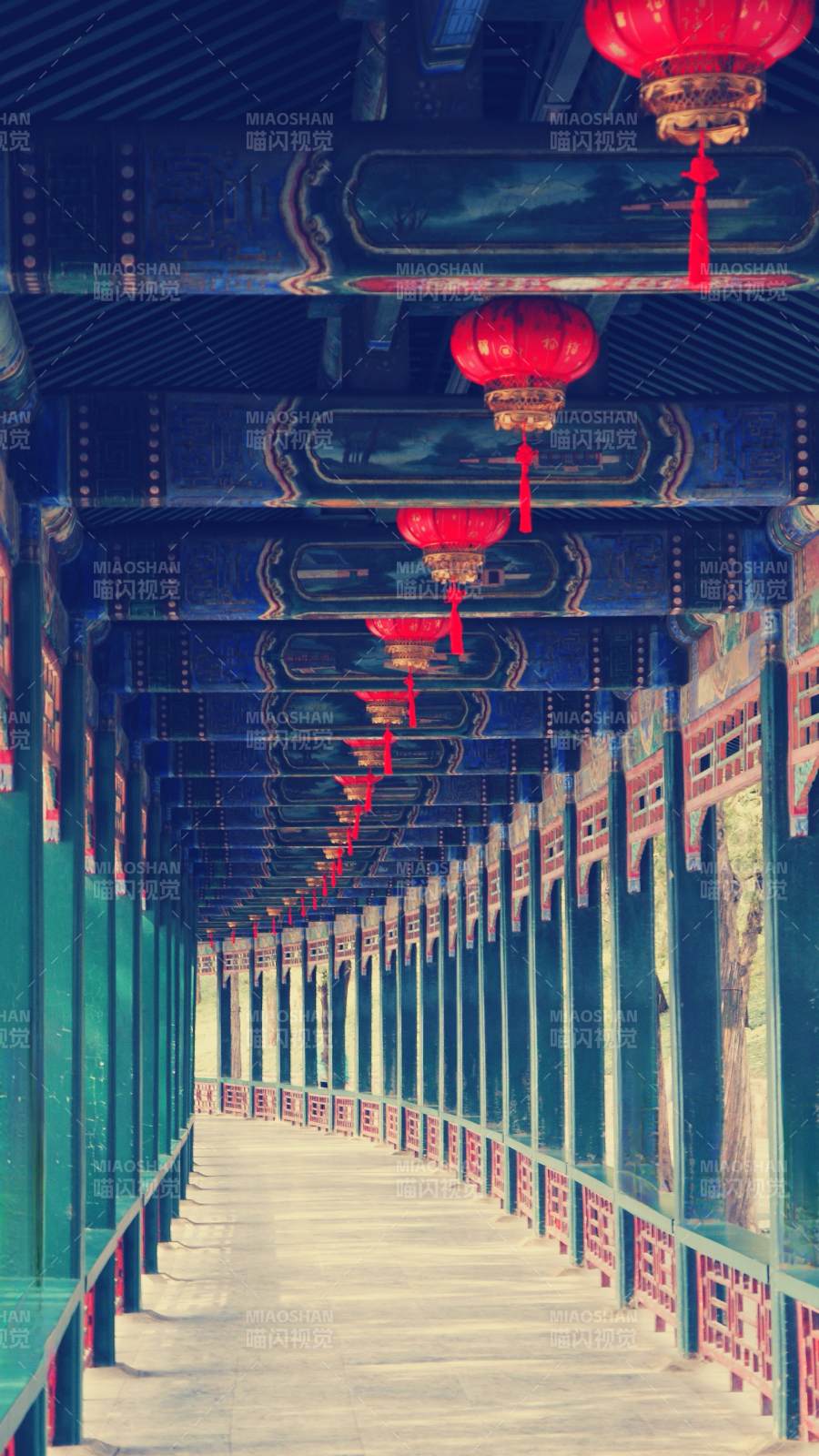 颐和园古廊红灯映碧檐图片