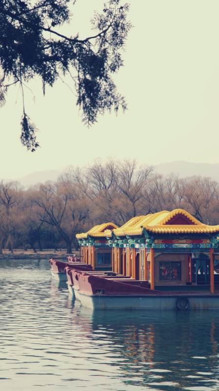 颐和园湖畔古船映秋景图片