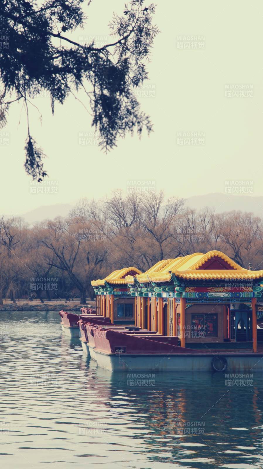 颐和园湖畔古船映秋景图片