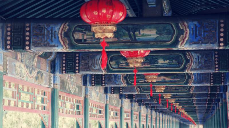 古建筑长廊与红灯笼图片