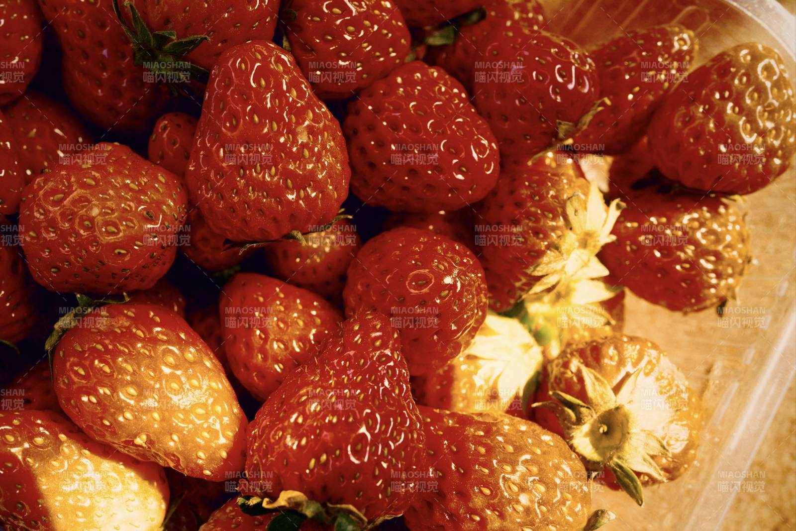 新鲜草莓特写图片