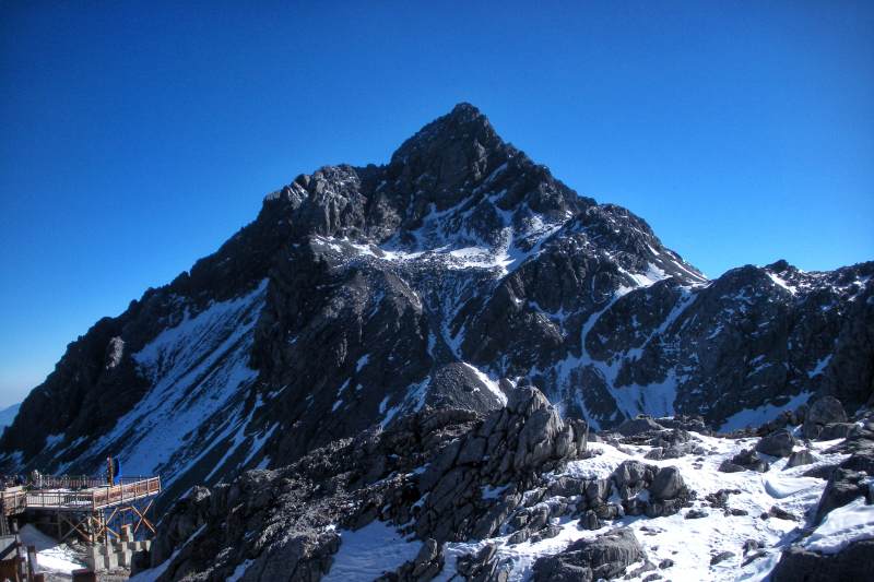 雪山之巅 蓝天映衬图片