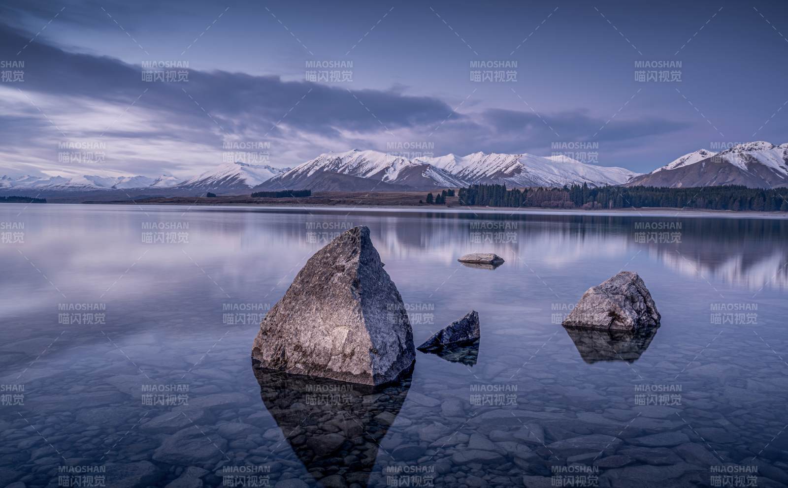 湖畔巨石映雪山图片