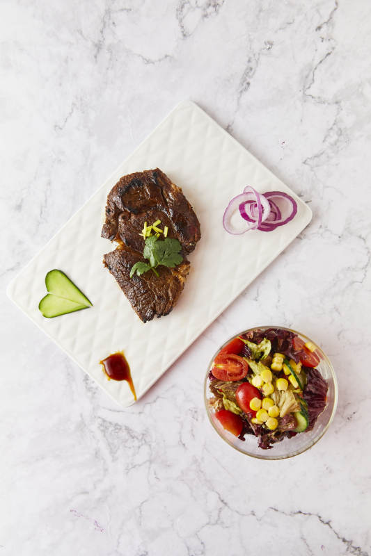 牛排配沙拉 美味健康餐图片