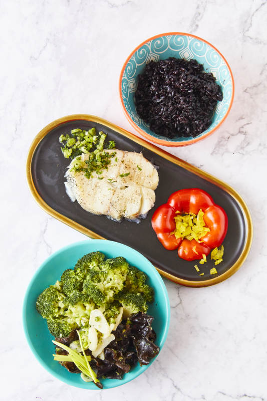 健康餐 黑米饭 鳕鱼配西兰花木耳图片