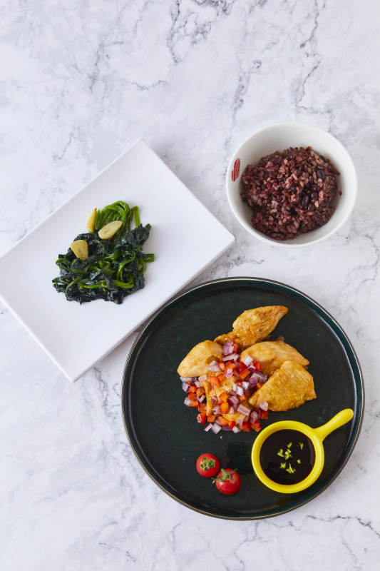 美味套餐 鸡块配蔬菜和紫米图片