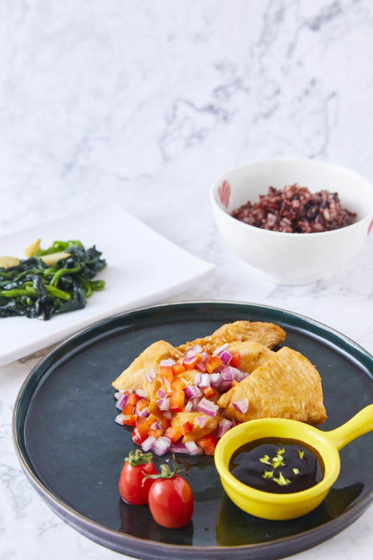 香煎鸡胸配蔬菜和紫米图片