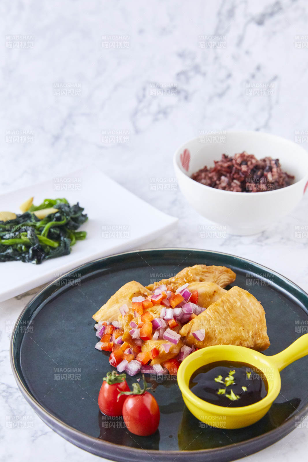 香煎鸡胸配蔬菜和紫米图片