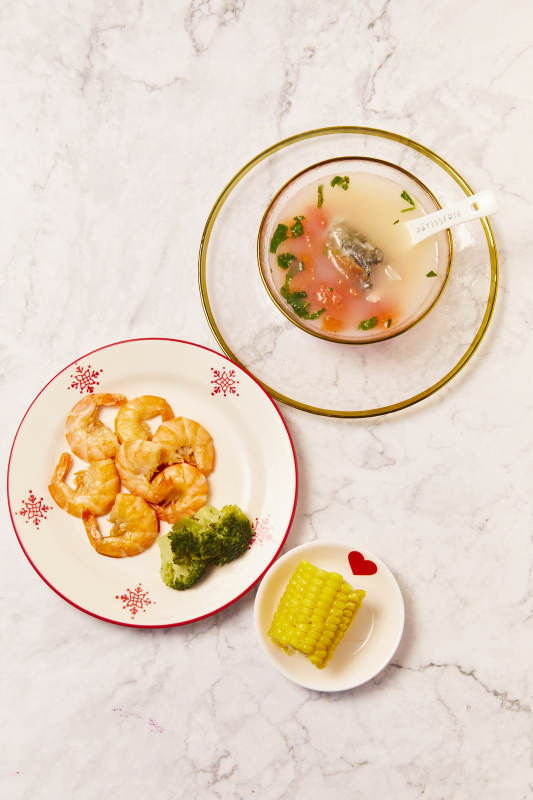 美味虾仁配蔬菜小食图片