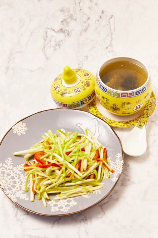 清爽蔬菜与汤品图片