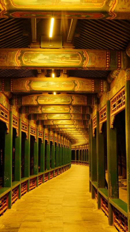 古廊彩绘 光影交织图片