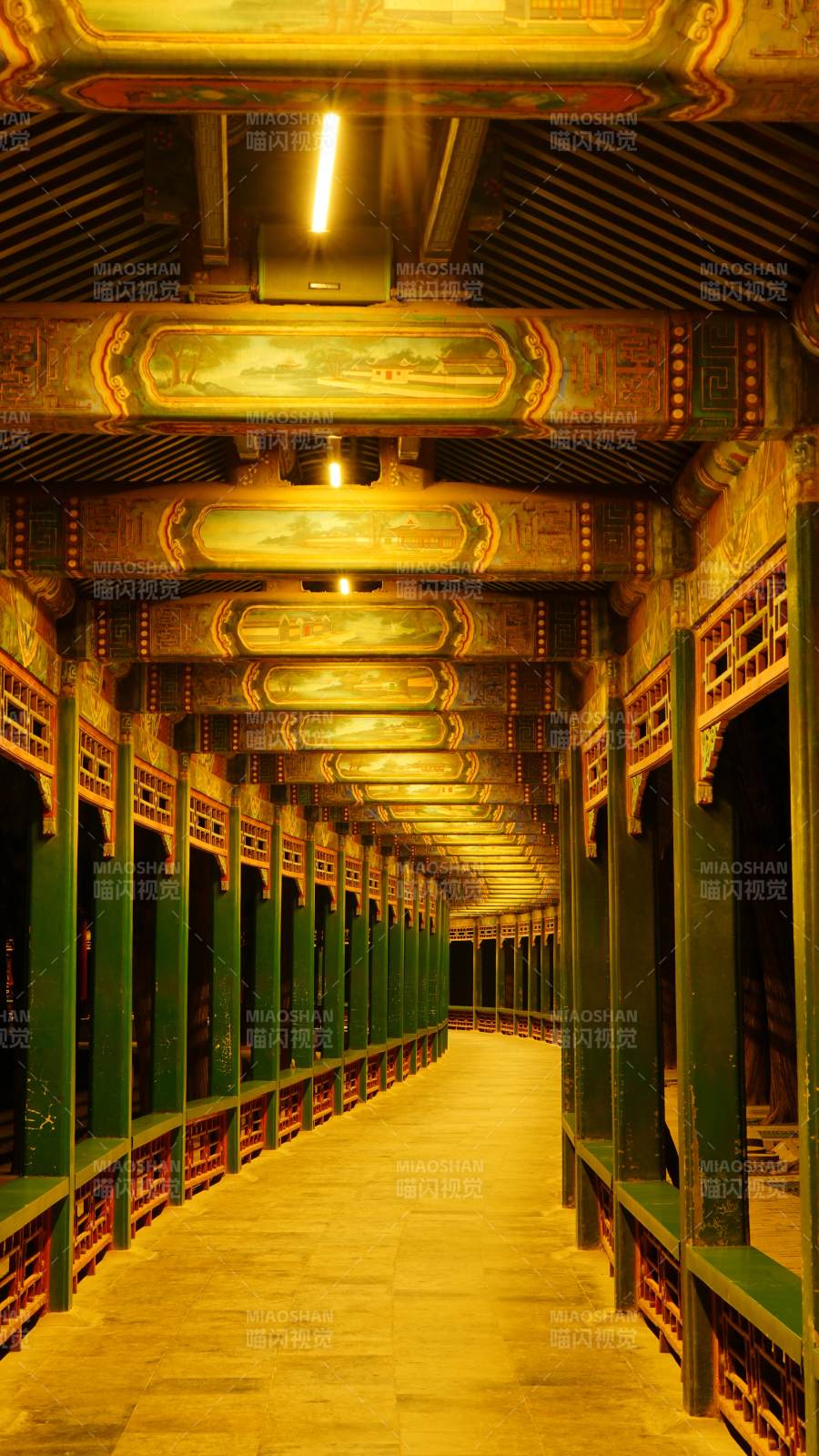 古廊彩绘 光影交织图片