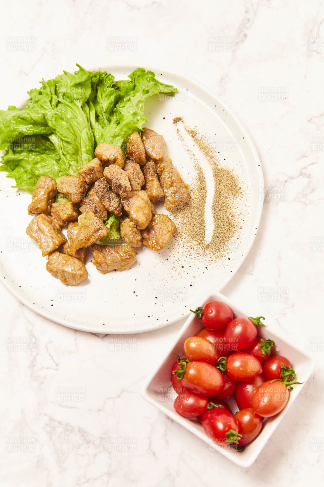 美味烤肉搭配圣女果图片