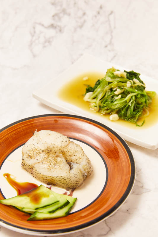 香煎鳕鱼配蒜蓉菠菜图片