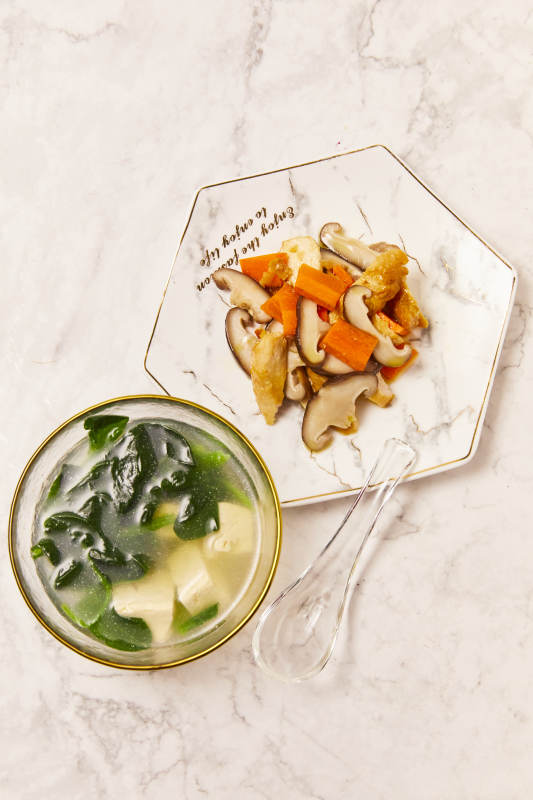 蔬菜豆腐汤与蘑菇胡萝卜图片