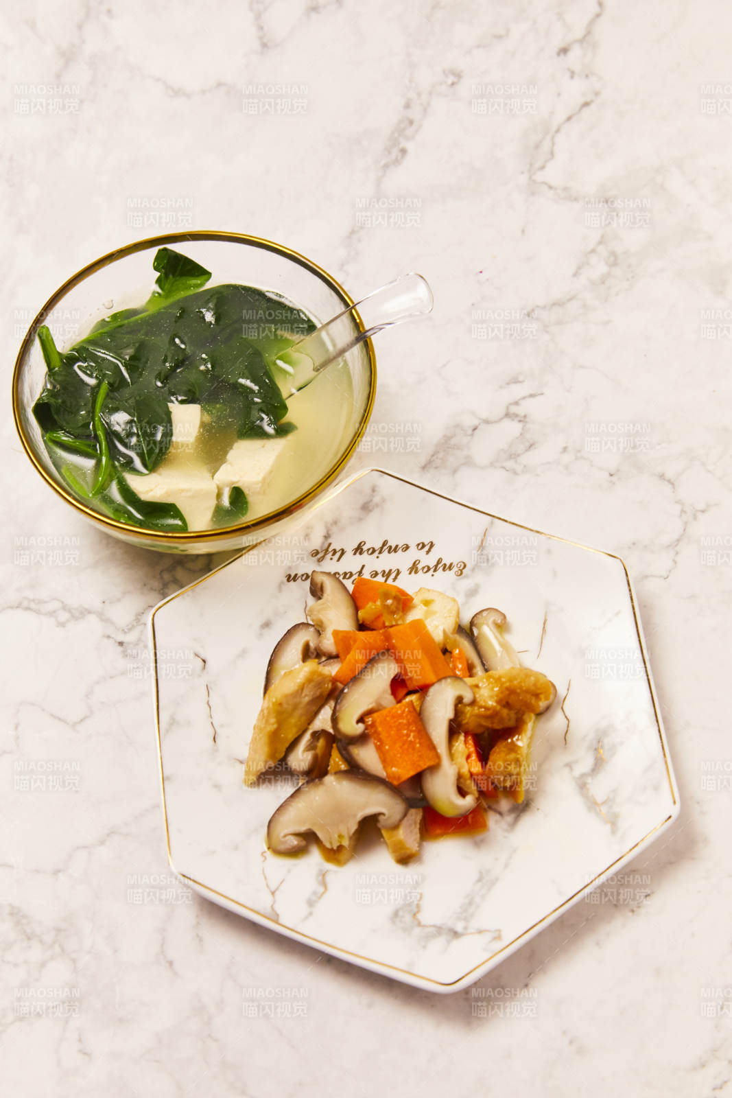 蔬菜豆腐汤配炒蘑菇图片