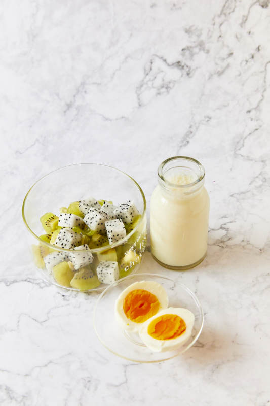 水果沙拉与牛奶早餐图片