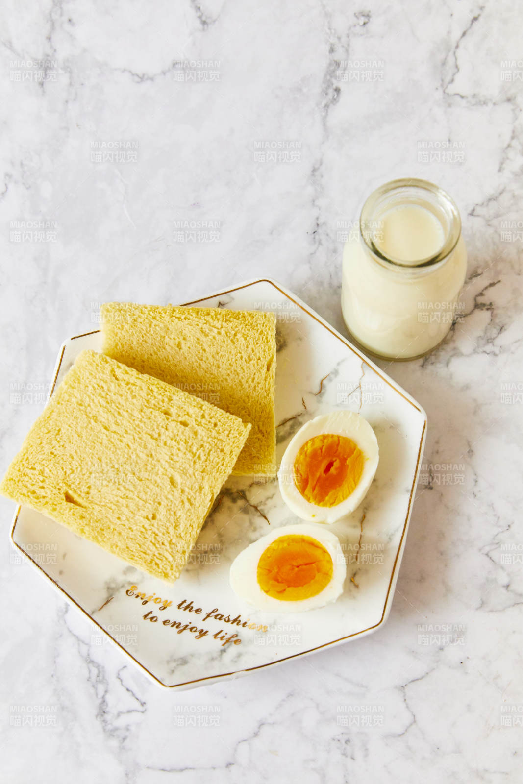 早餐 吐司配半熟蛋图片