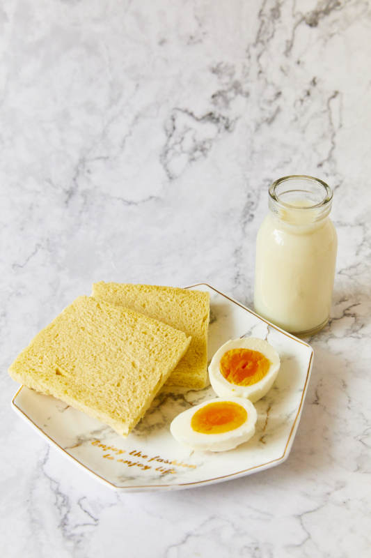 简单早餐面包鸡蛋和牛奶图片