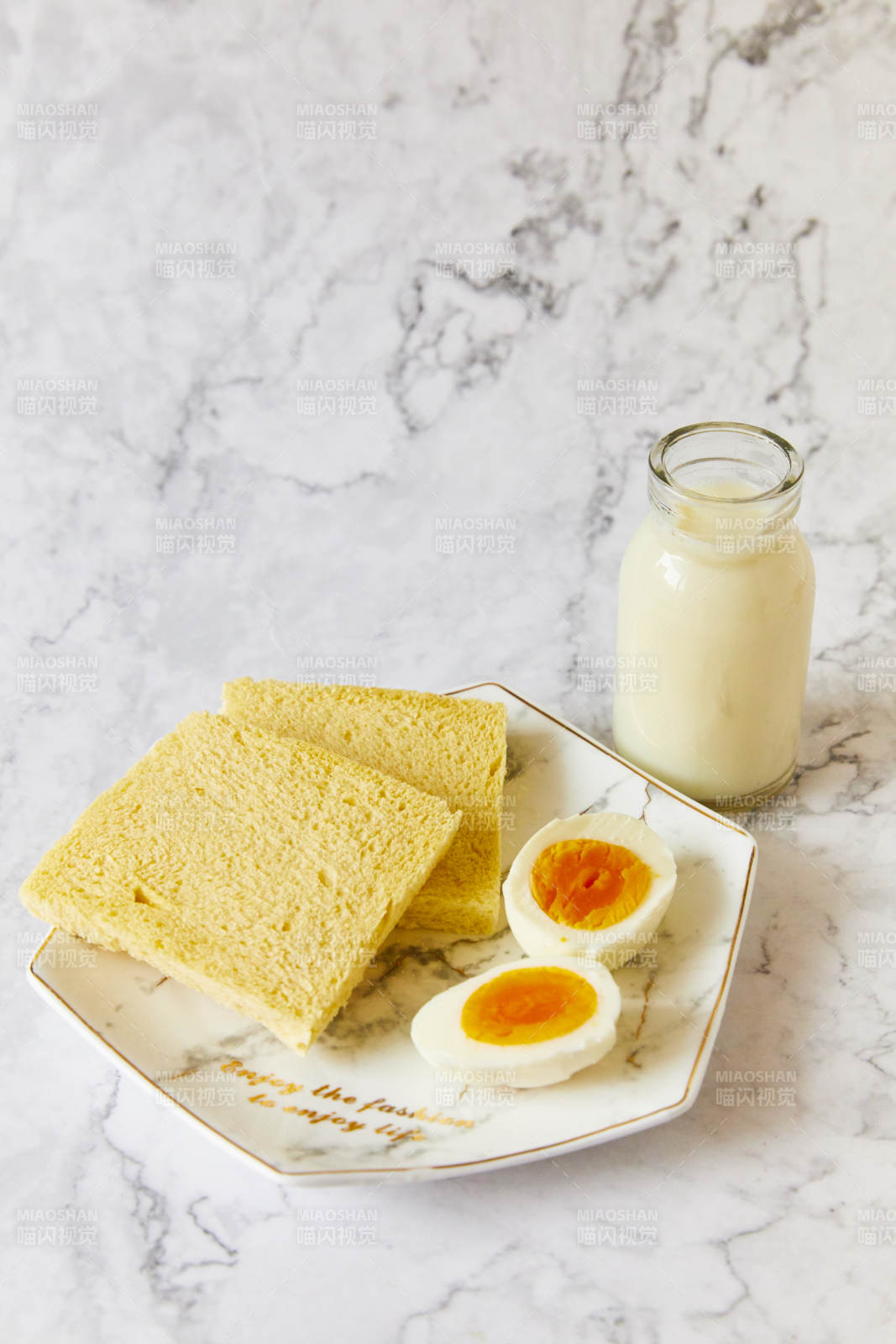 简单早餐面包鸡蛋和牛奶图片