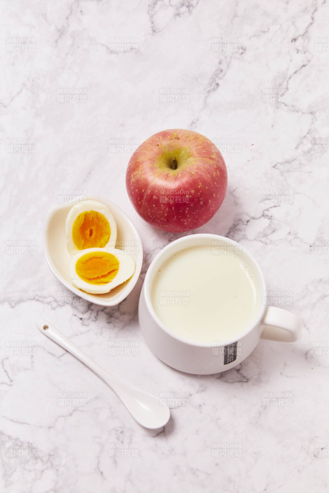 早餐牛奶苹果和鸡蛋图片