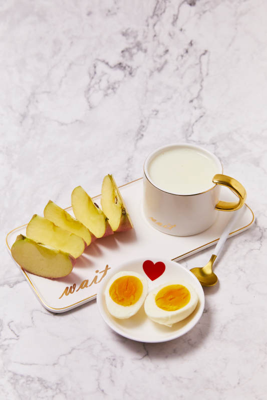 早餐时光 苹果 鸡蛋与牛奶图片