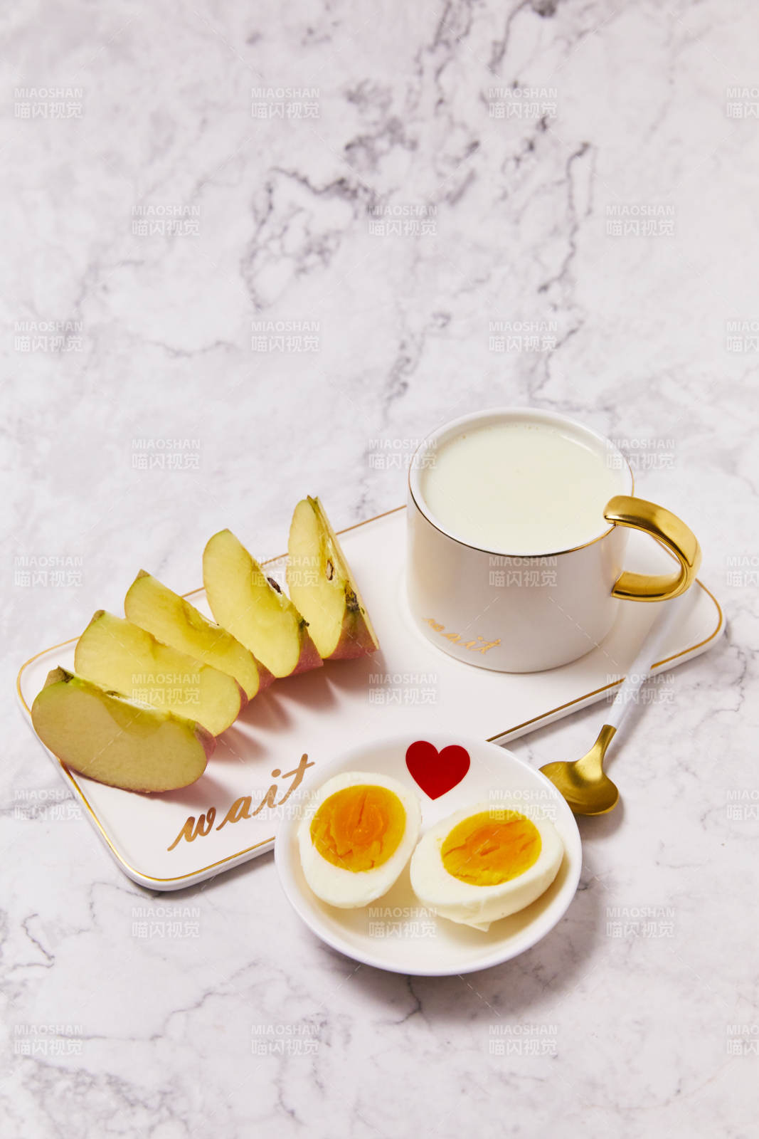早餐时光 苹果 鸡蛋与牛奶图片