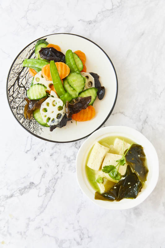 清爽蔬菜拼盘与豆腐汤图片