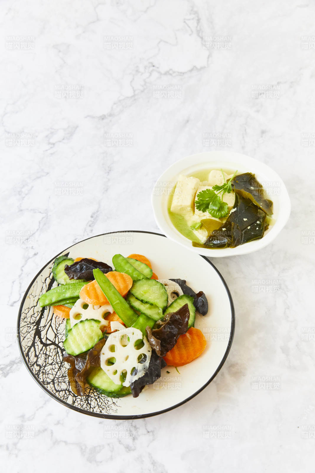 清爽蔬菜拼盘与豆腐汤图片