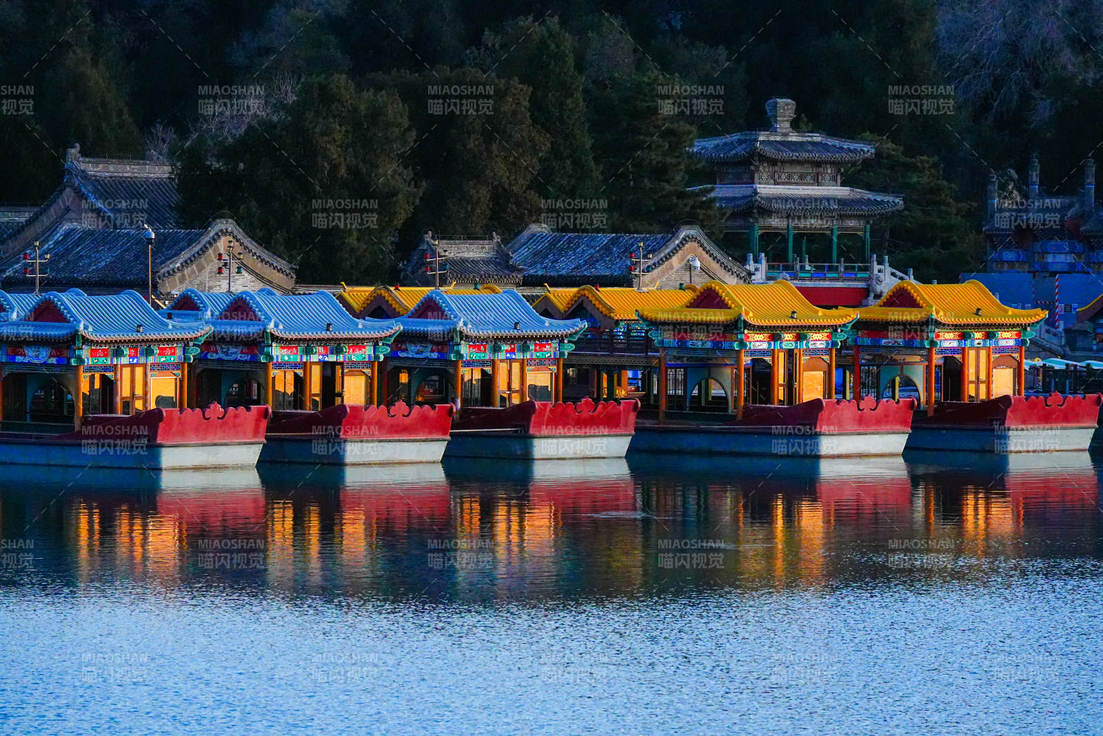 湖畔古船映晚霞图片