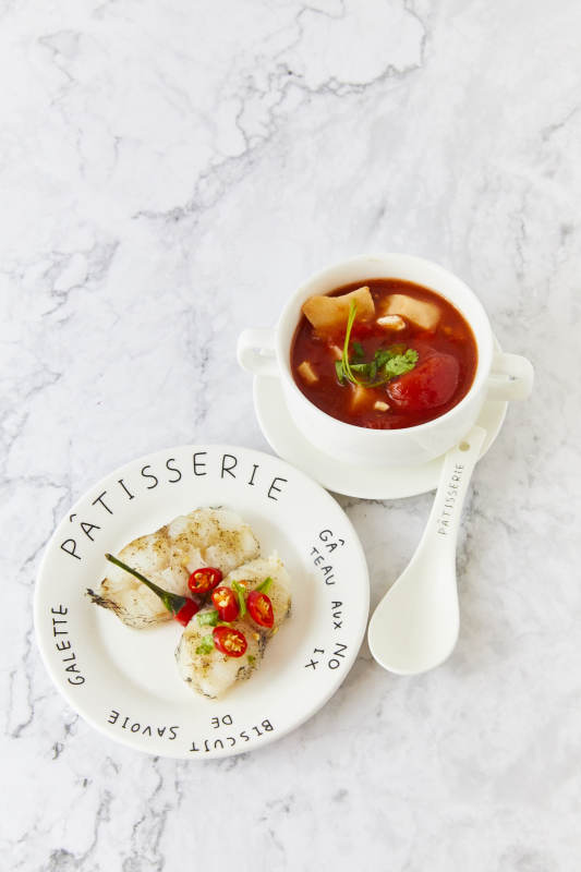 法式美食 煎鳕鱼与番茄汤图片