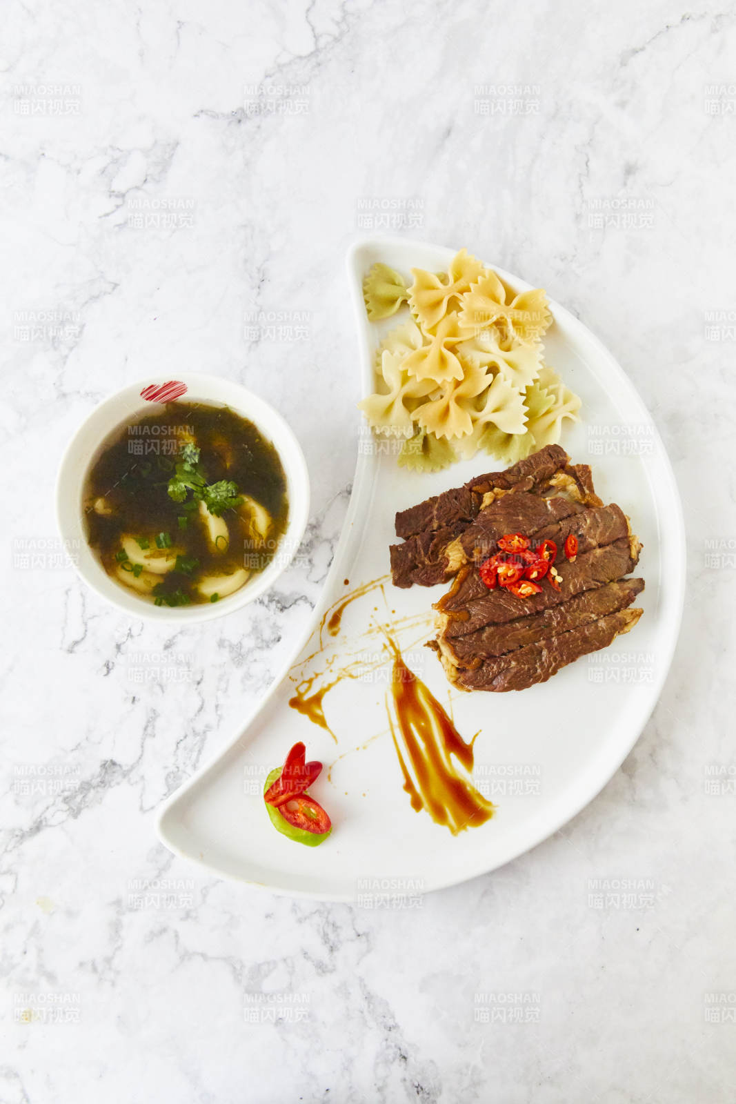 牛肉配意面与汤碗图片