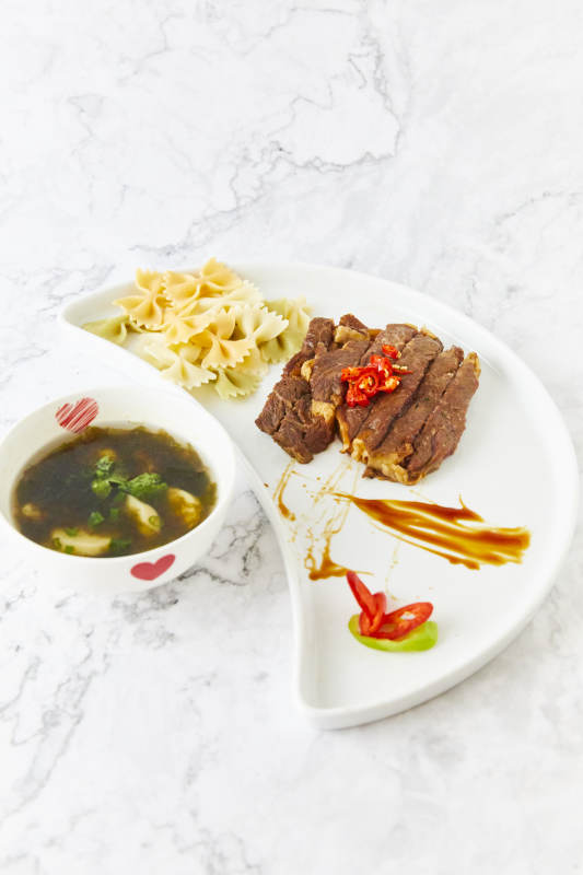 牛肉配意面与汤小碟图片