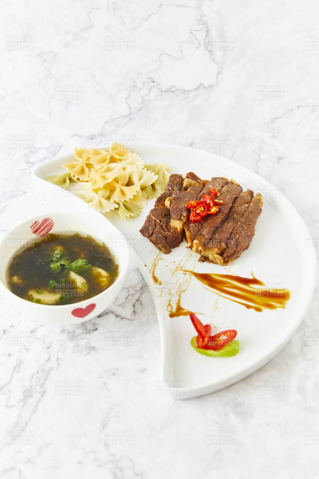 牛肉配意面与汤小碟图片