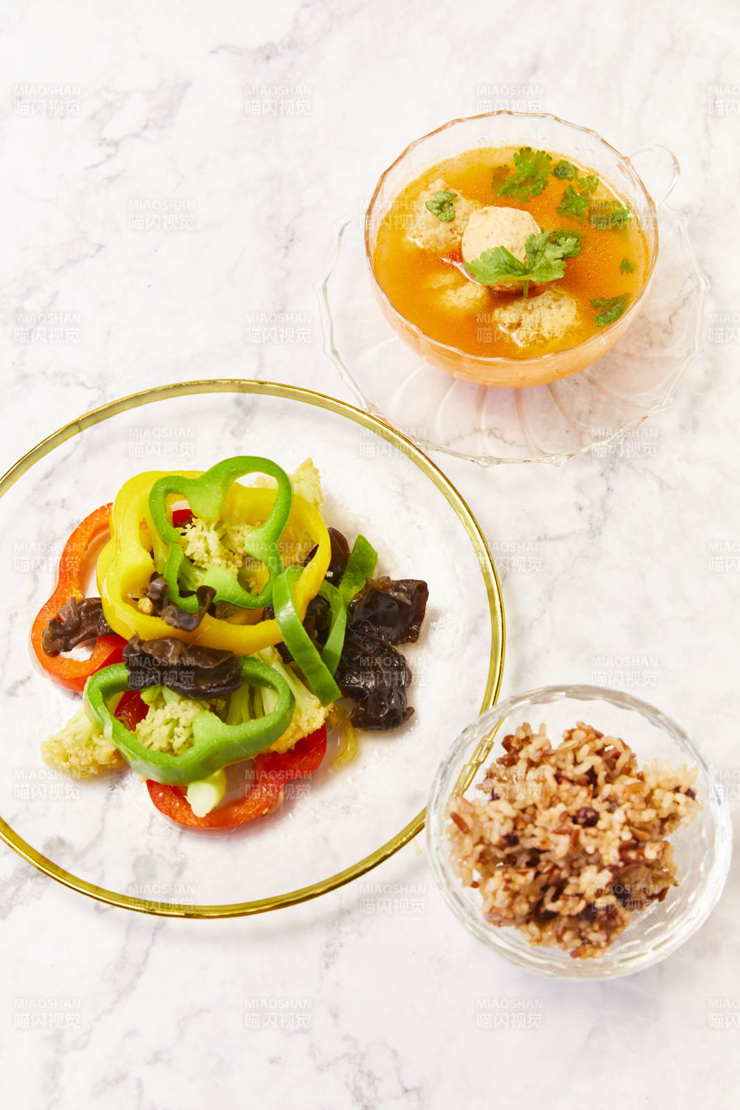 多彩蔬菜配汤与米饭图片