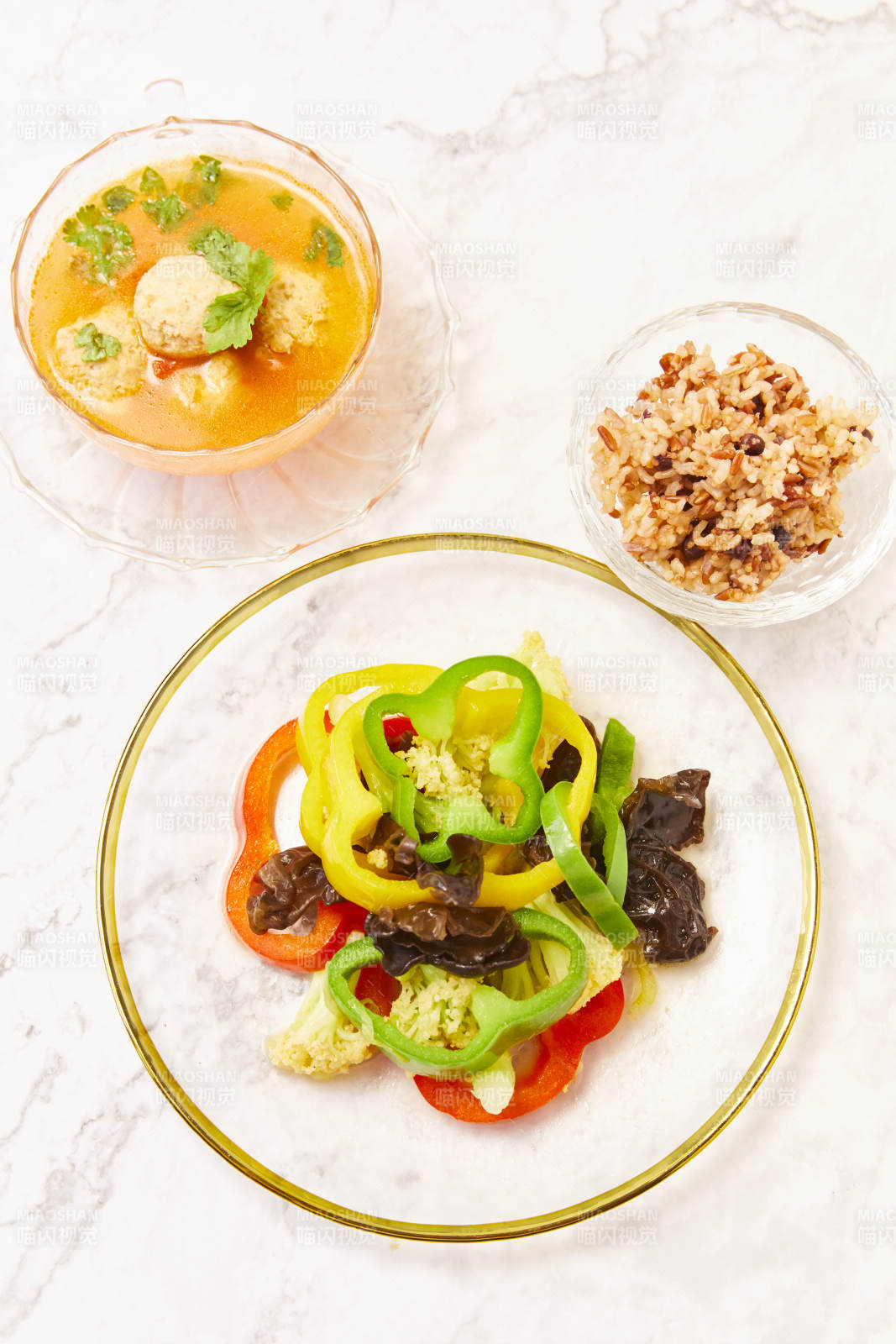 多彩蔬菜沙拉与汤品组合图片