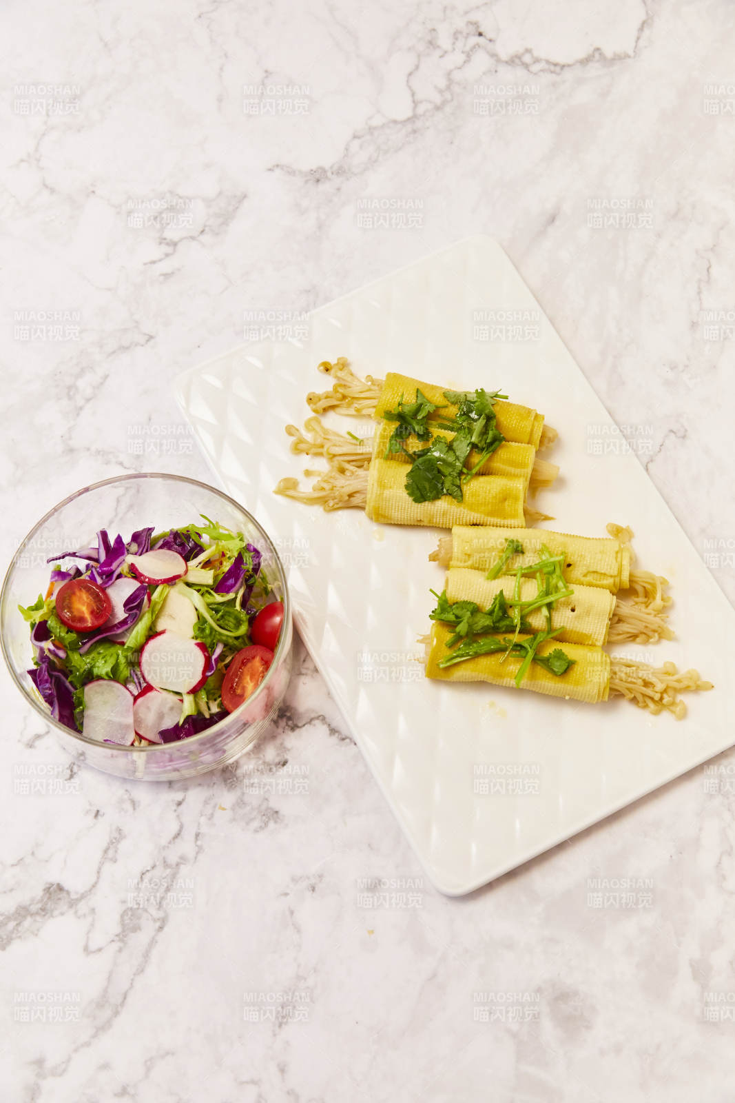 蔬菜卷与沙拉拼盘图片