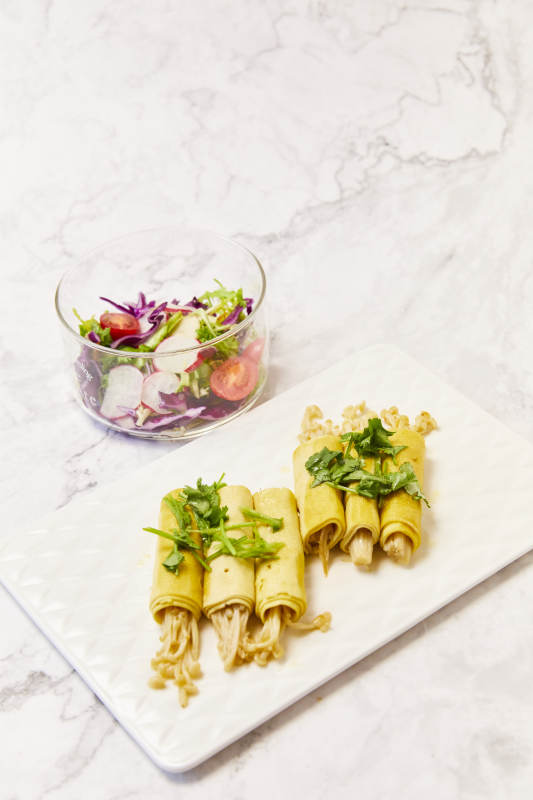 金针菇卷配沙拉图片