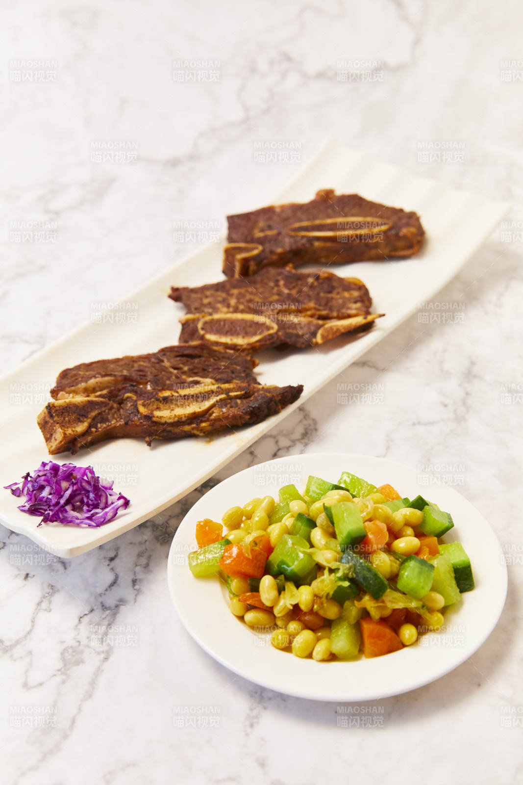 烤牛仔骨配蔬菜沙拉图片