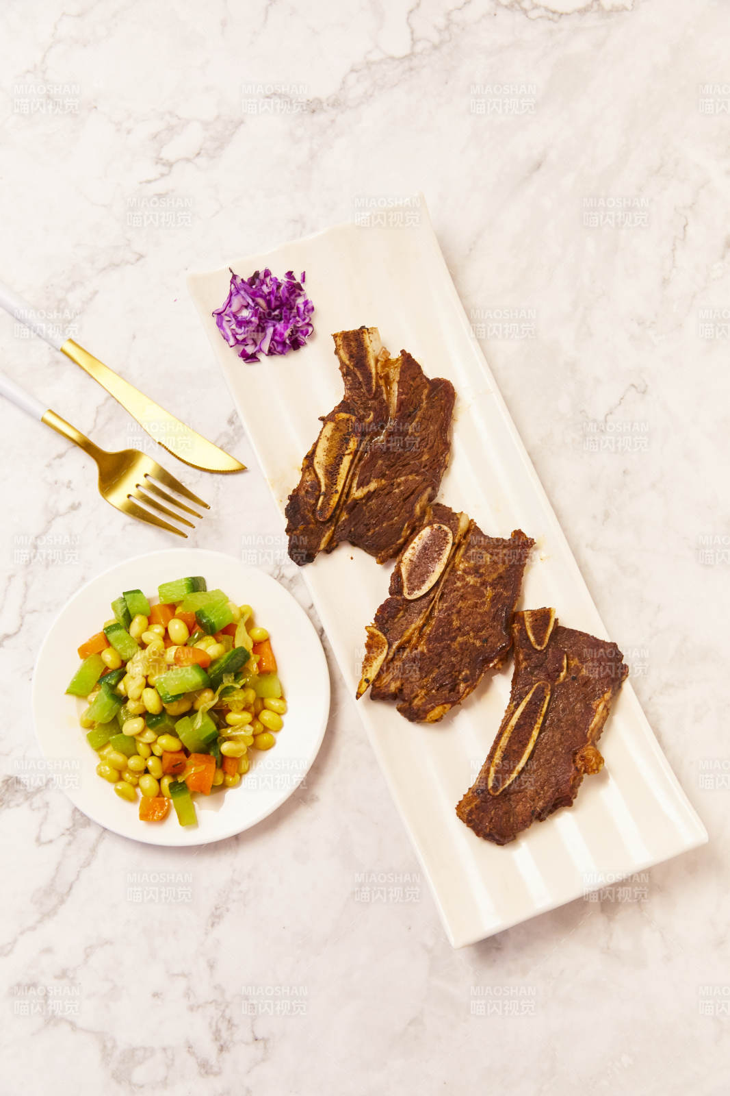 烤排骨配蔬菜沙拉图片