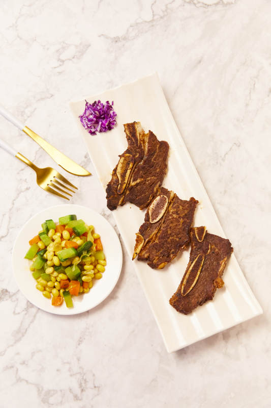 烤排骨配蔬菜沙拉图片