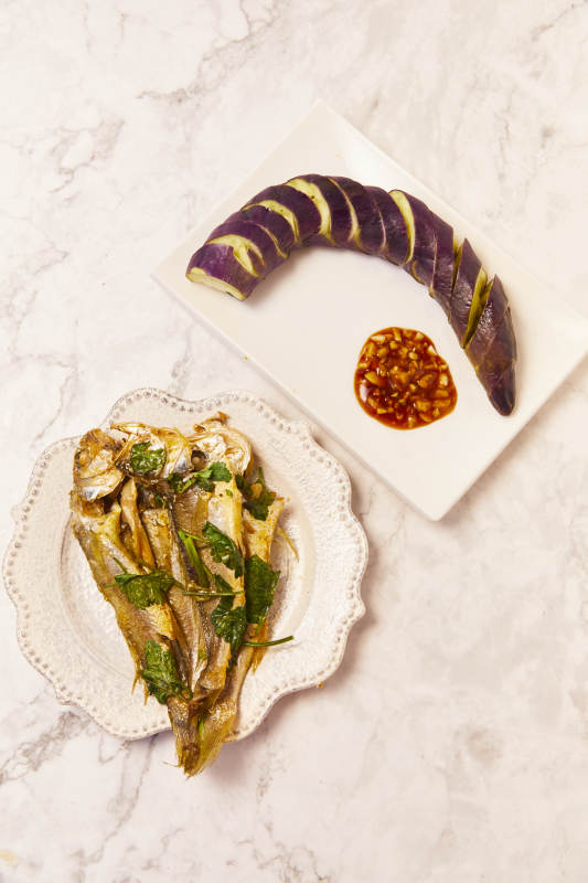 烤鱼配茄子和辣椒酱图片