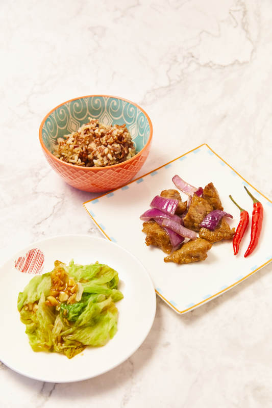 中式家常菜牛肉包心菜和杂粮饭图片